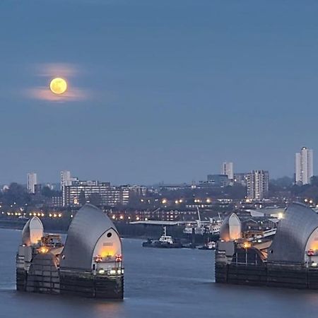 Large Double Room Overlooking The Thames Londen Buitenkant foto