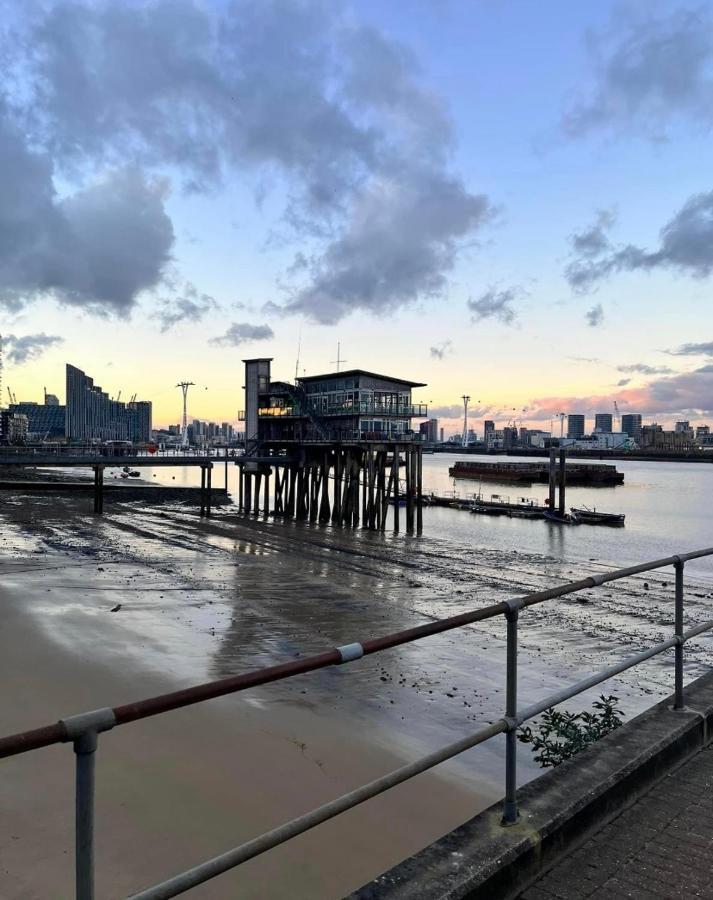 Large Double Room Overlooking The Thames Londen Buitenkant foto